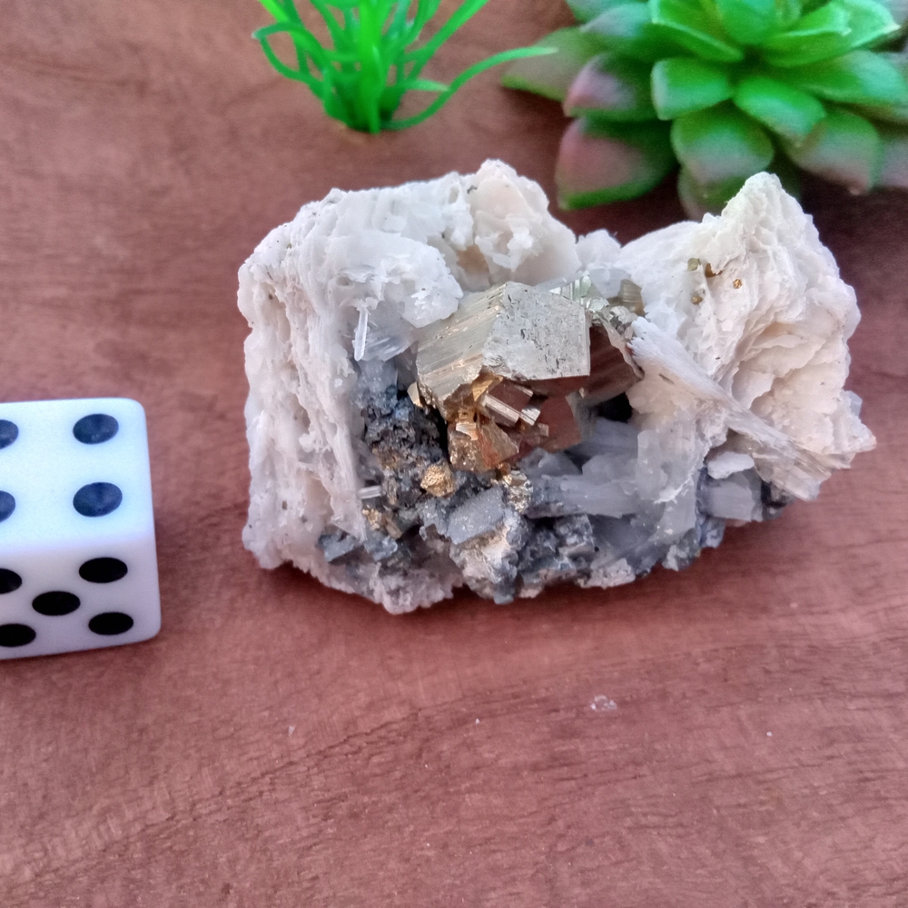 Elegant White and Silver Decorative Stone - Picture 3 of 14